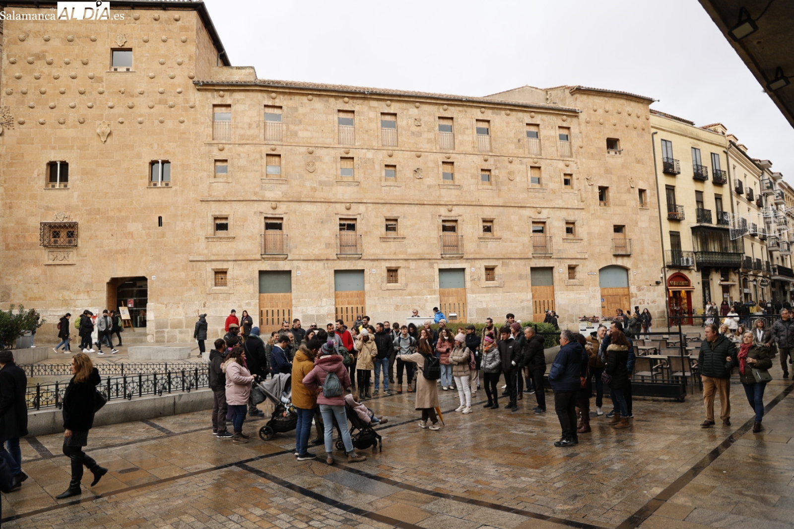 Grupos de turistas en visitas guiadas por Salamanca. Fotos: David Sañudo