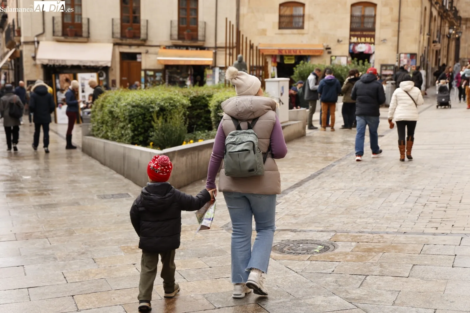 Grupos de turistas en visitas guiadas por Salamanca. Fotos: David Sañudo