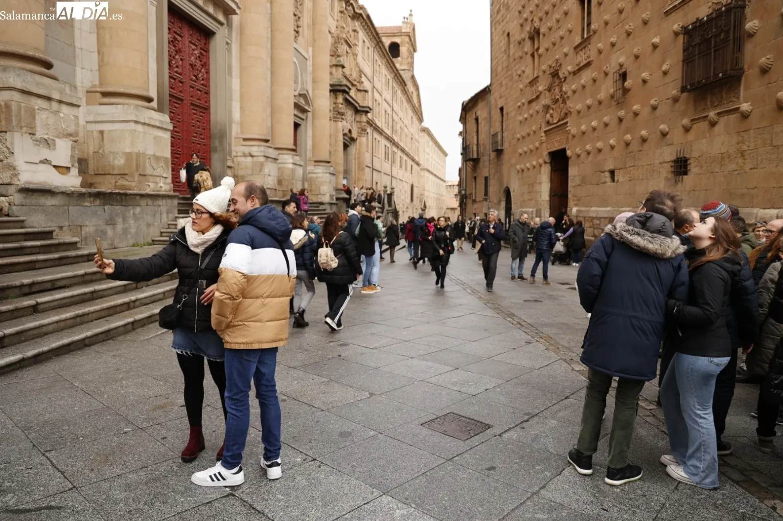 Grupos de turistas en visitas guiadas por Salamanca. Fotos: David Sañudo