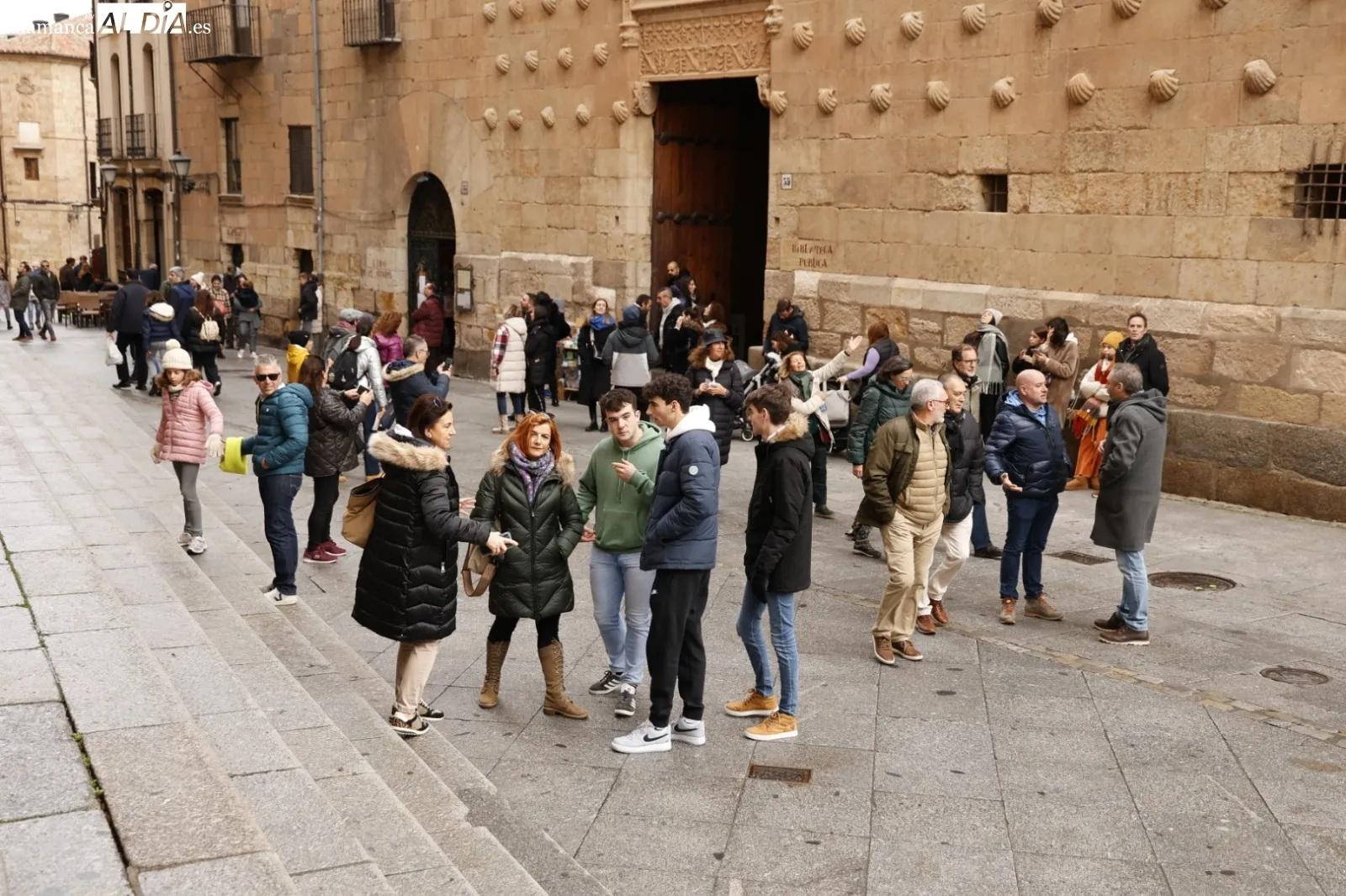 Grupos de turistas en visitas guiadas por Salamanca. Fotos: David Sañudo