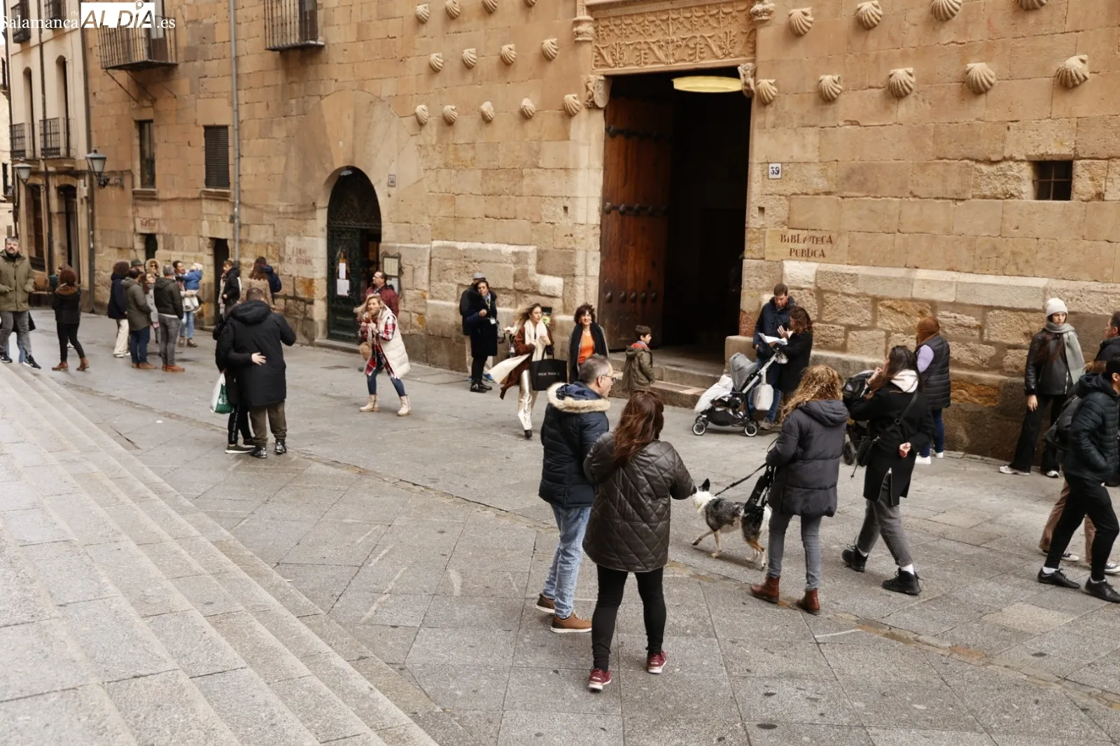 Grupos de turistas en visitas guiadas por Salamanca. Fotos: David Sañudo