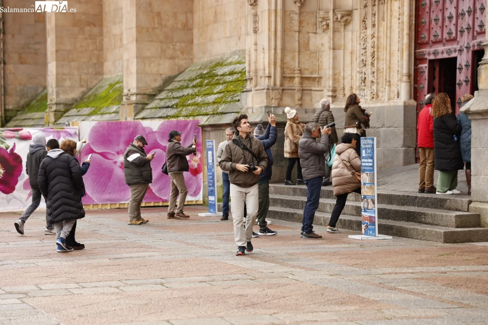 Grupos de turistas en visitas guiadas por Salamanca. Fotos: David Sañudo