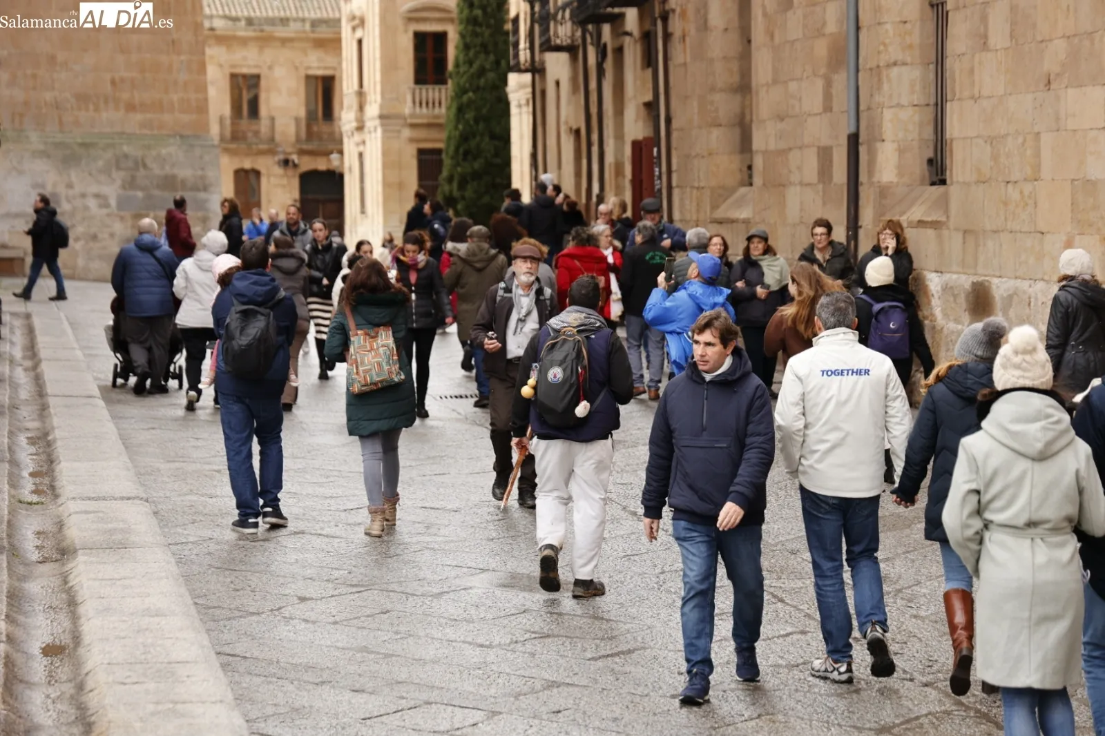 Grupos de turistas en visitas guiadas por Salamanca. Fotos: David Sañudo
