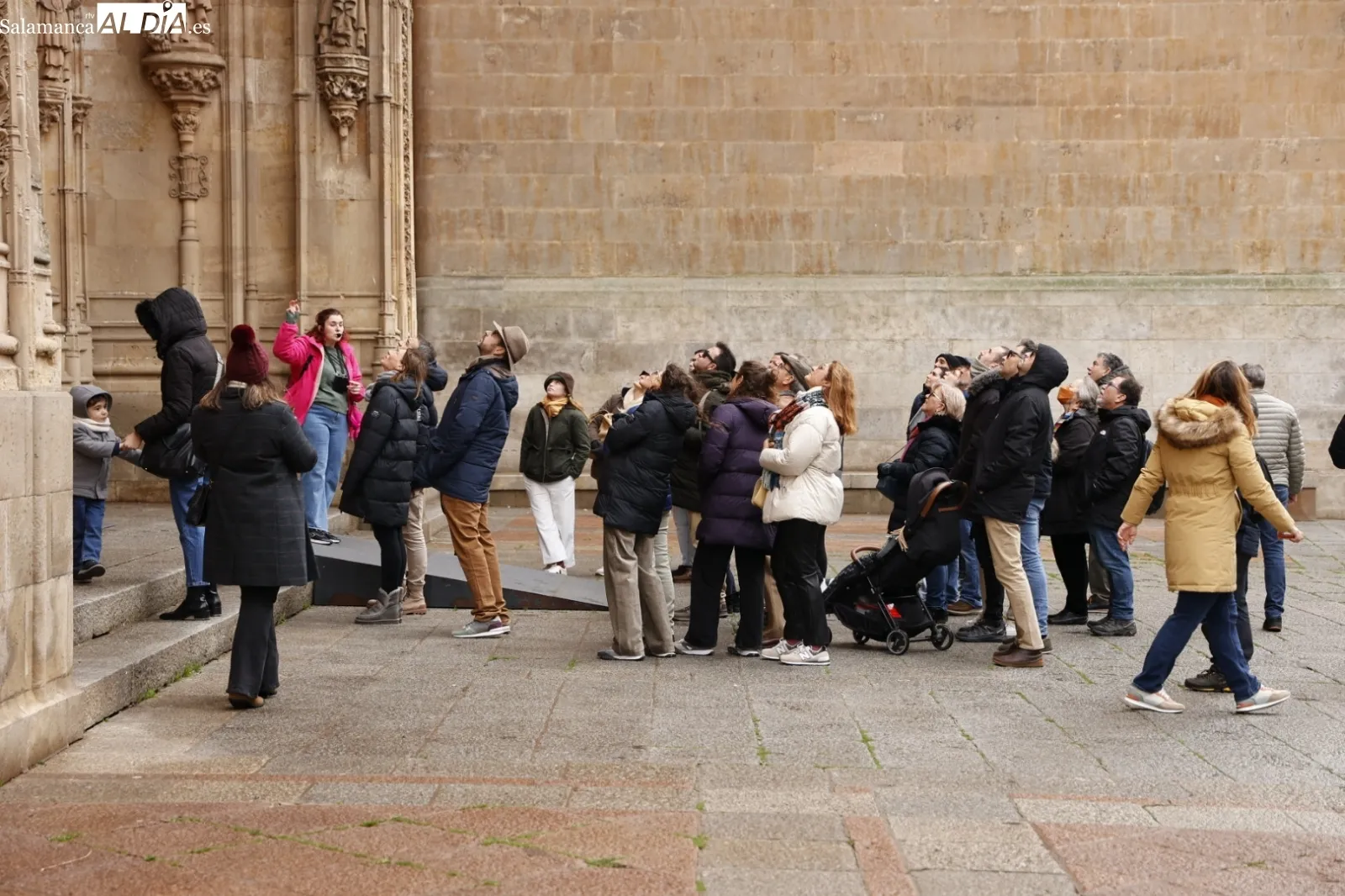 Grupos de turistas en visitas guiadas por Salamanca. Fotos: David Sañudo