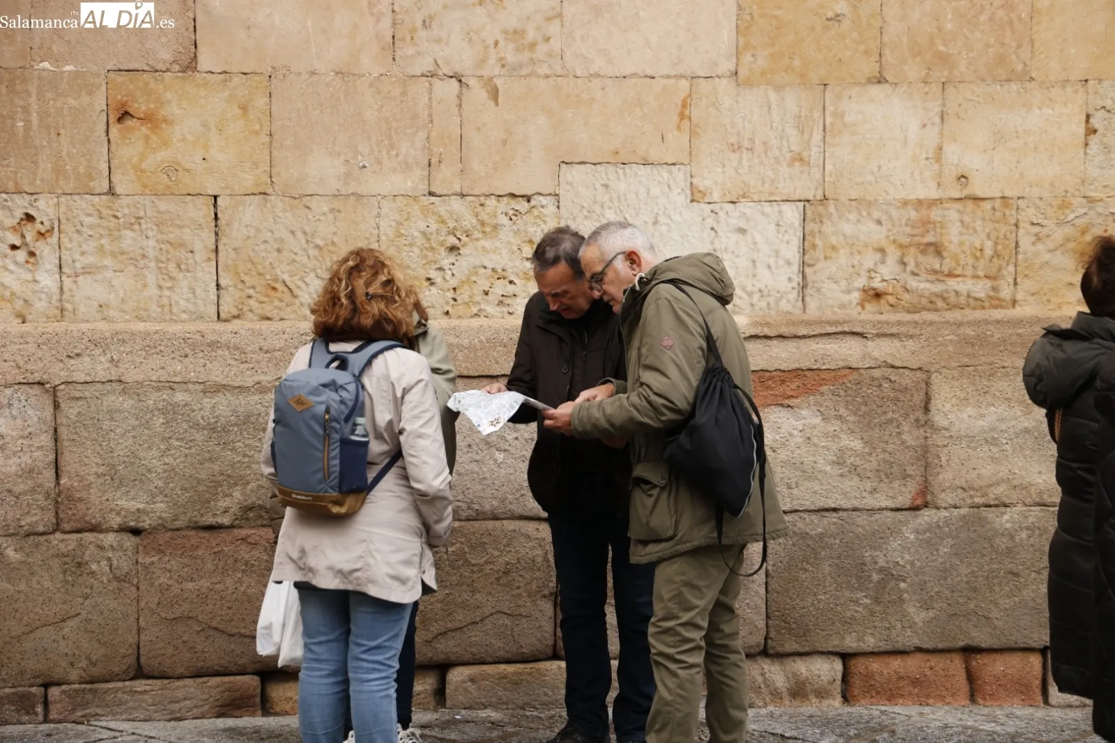 Grupos de turistas en visitas guiadas por Salamanca. Fotos: David Sañudo