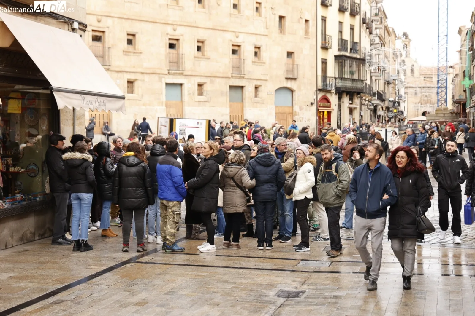 Grupos de turistas en visitas guiadas por Salamanca. Fotos: David Sañudo
