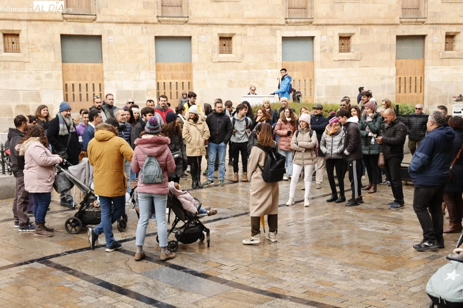 Grupos de turistas en visitas guiadas por Salamanca. Fotos: David Sañudo
