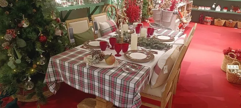 Decoración de mesas navideñas en El Corte Inglés.