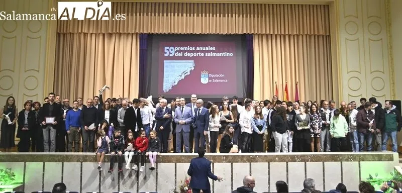 Foto 3 - Miguel Mat&iacute;as Rubio y el equipo Cadete de Voleibol, premiados en la Gala del Deporte provincial