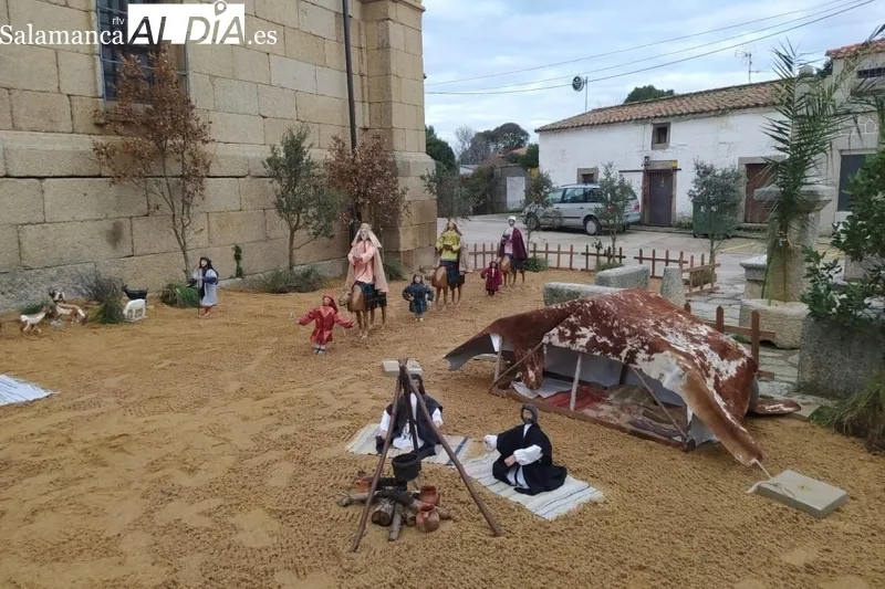 Los vecinos de Villavieja procedían este miércoles a instalar el belén artesanal del Ayuntamiento en los aledaños de la iglesia