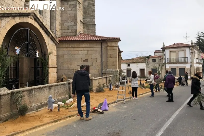 Los vecinos de Villavieja procedían este miércoles a instalar el belén artesanal del Ayuntamiento en los aledaños de la iglesia