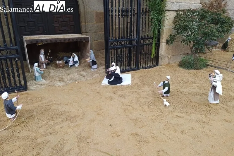 Los vecinos de Villavieja procedían este miércoles a instalar el belén artesanal del Ayuntamiento en los aledaños de la iglesia