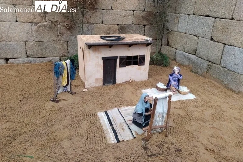 Los vecinos de Villavieja procedían este miércoles a instalar el belén artesanal del Ayuntamiento en los aledaños de la iglesia