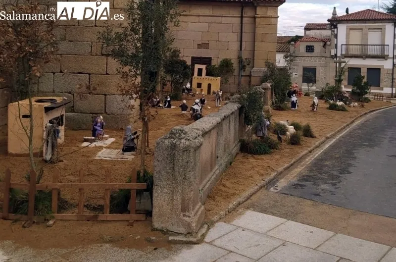 Los vecinos de Villavieja procedían este miércoles a instalar el belén artesanal del Ayuntamiento en los aledaños de la iglesia