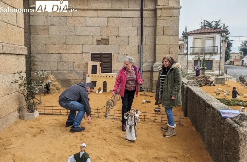 Los vecinos de Villavieja procedían este miércoles a instalar el belén artesanal del Ayuntamiento en los aledaños de la iglesia