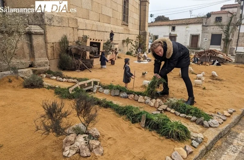 Los vecinos de Villavieja procedían este miércoles a instalar el belén artesanal del Ayuntamiento en los aledaños de la iglesia