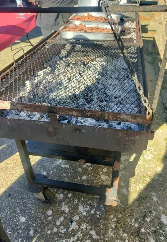 Foto 6 - Los vecinos de Peralejos e Abajo reciben la Navidad con una copiosa comida a la parrilla
