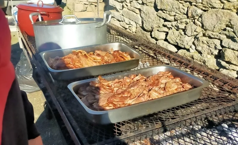 Foto 3 - Los vecinos de Peralejos e Abajo reciben la Navidad con una copiosa comida a la parrilla