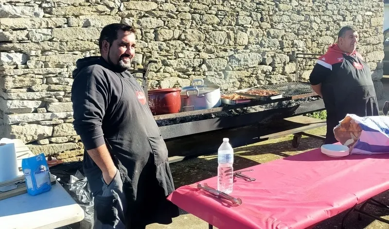 Foto 2 - Los vecinos de Peralejos e Abajo reciben la Navidad con una copiosa comida a la parrilla