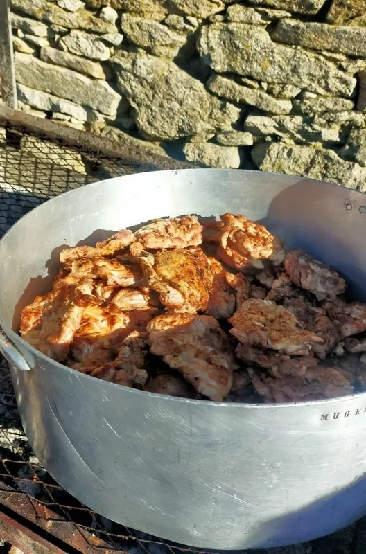 Foto 8 - Los vecinos de Peralejos e Abajo reciben la Navidad con una copiosa comida a la parrilla