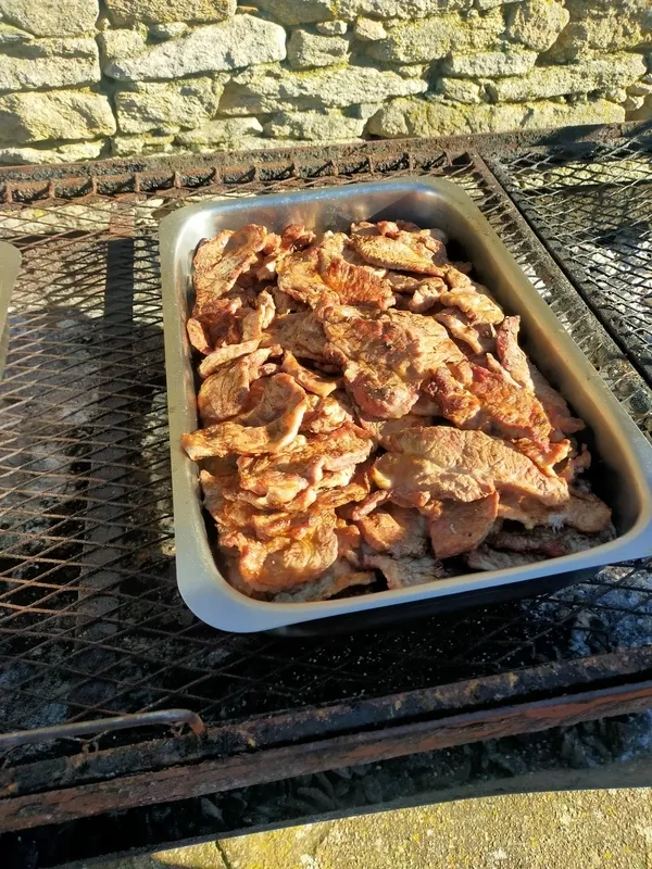 Foto 9 - Los vecinos de Peralejos e Abajo reciben la Navidad con una copiosa comida a la parrilla