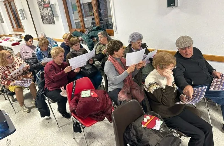 Foto 3 - Los usuarios del Servicio de Mayores de C&aacute;ritas festejan la cercan&iacute;a de la Navidad