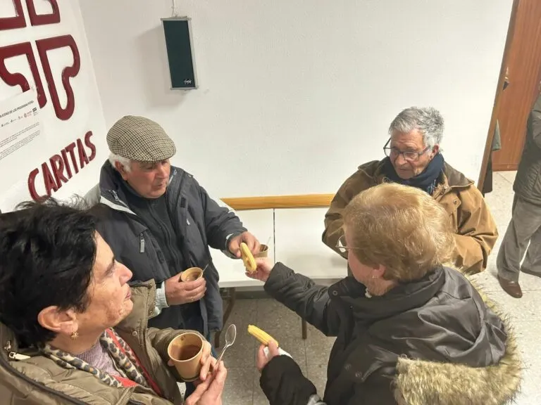Foto 2 - Los usuarios del Servicio de Mayores de C&aacute;ritas festejan la cercan&iacute;a de la Navidad