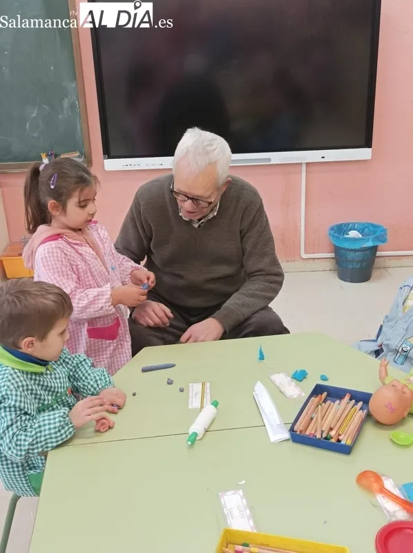 Foto 4 - El CEIP Manuel Moreno Blanco recibe la visita de los abuelos