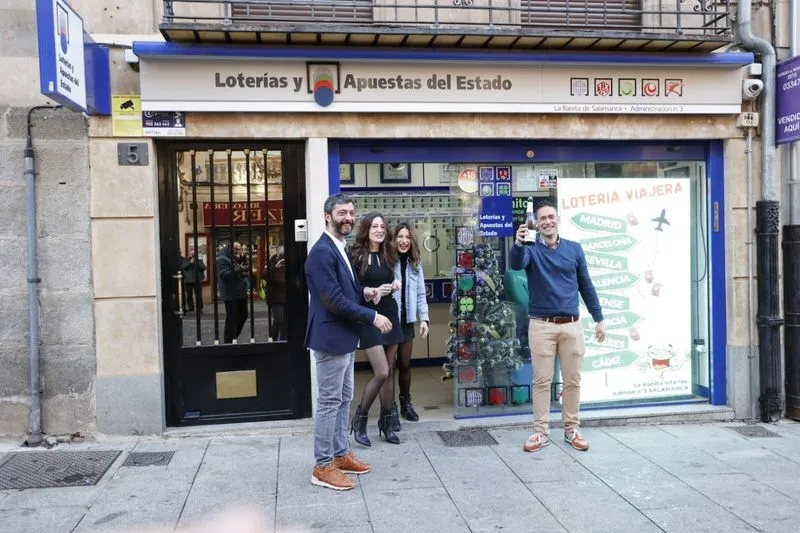 Foto 3 - Varios Quintos Premios sonr&iacute;en a Salamanca: "Es una alegr&iacute;a incre&iacute;ble, no se puede describir"