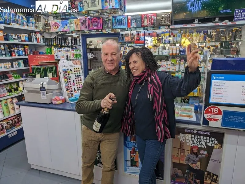 Celebración en la administración de Salamanca que ha vendido un décimo de El Gordo | FOTO: David Sañudo 