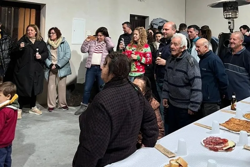 Foto 11 - Los vecinos de Gejo de los Reyes celebran la Navidad con una casta&ntilde;ada y cena para todos