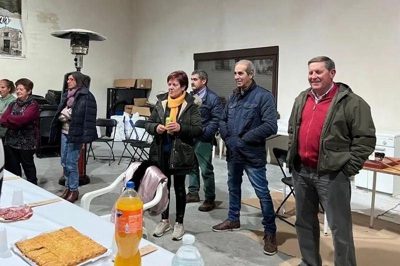 Foto 10 - Los vecinos de Gejo de los Reyes celebran la Navidad con una casta&ntilde;ada y cena para todos