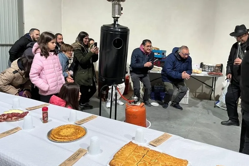 Foto 9 - Los vecinos de Gejo de los Reyes celebran la Navidad con una casta&ntilde;ada y cena para todos