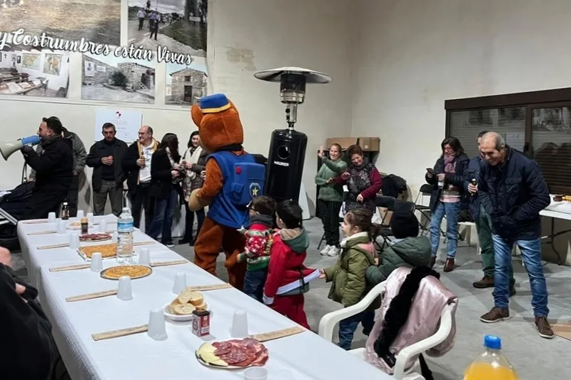 Foto 8 - Los vecinos de Gejo de los Reyes celebran la Navidad con una casta&ntilde;ada y cena para todos
