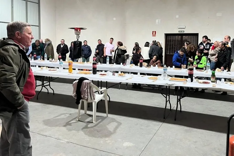 Foto 6 - Los vecinos de Gejo de los Reyes celebran la Navidad con una casta&ntilde;ada y cena para todos
