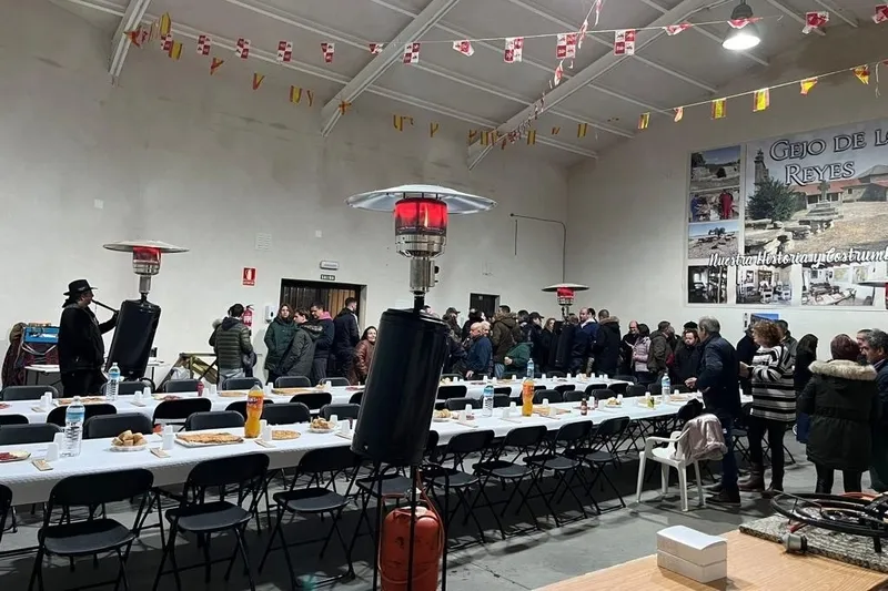 Foto 3 - Los vecinos de Gejo de los Reyes celebran la Navidad con una casta&ntilde;ada y cena para todos