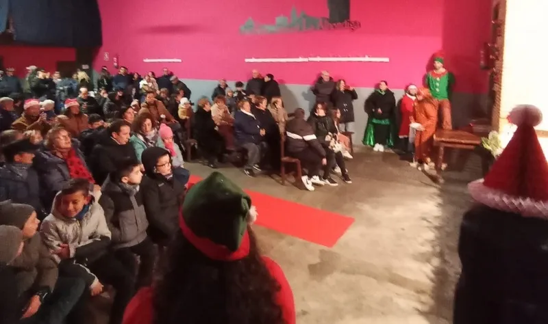 Foto 2 - Noche de magia e ilusi&oacute;n en San Felices de los Gallegos con la llegada de Pap&aacute; Noel