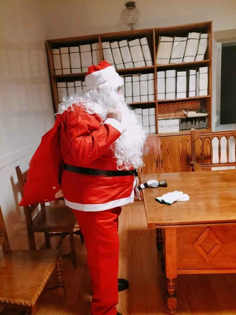 Foto 9 - Pap&aacute; Noel deja sus regalos a los ni&ntilde;os de Guadramiro 