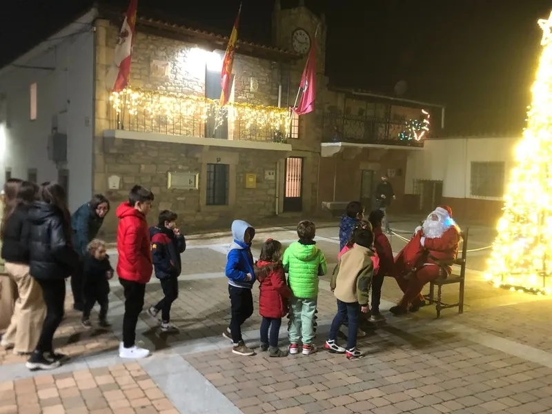 Foto 8 - Pap&aacute; Noel deja sus regalos a los ni&ntilde;os de Guadramiro 