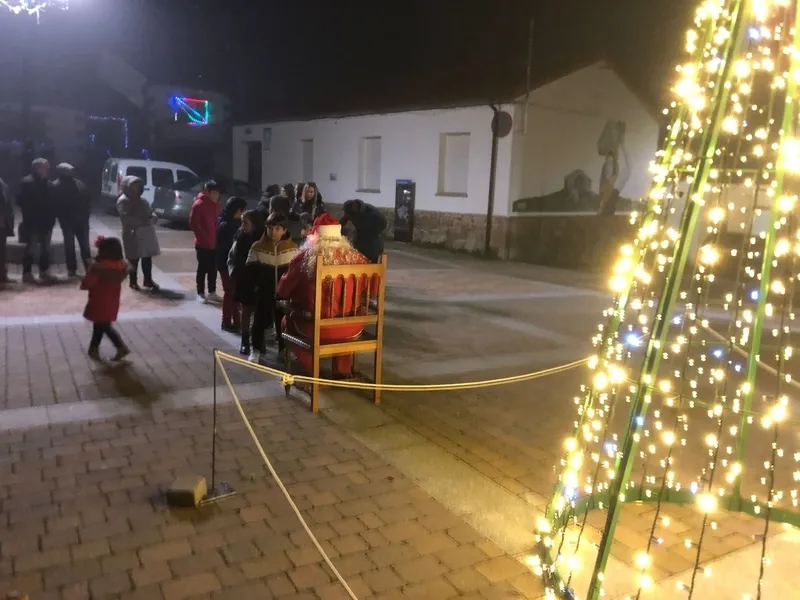 Foto 6 - Pap&aacute; Noel deja sus regalos a los ni&ntilde;os de Guadramiro 