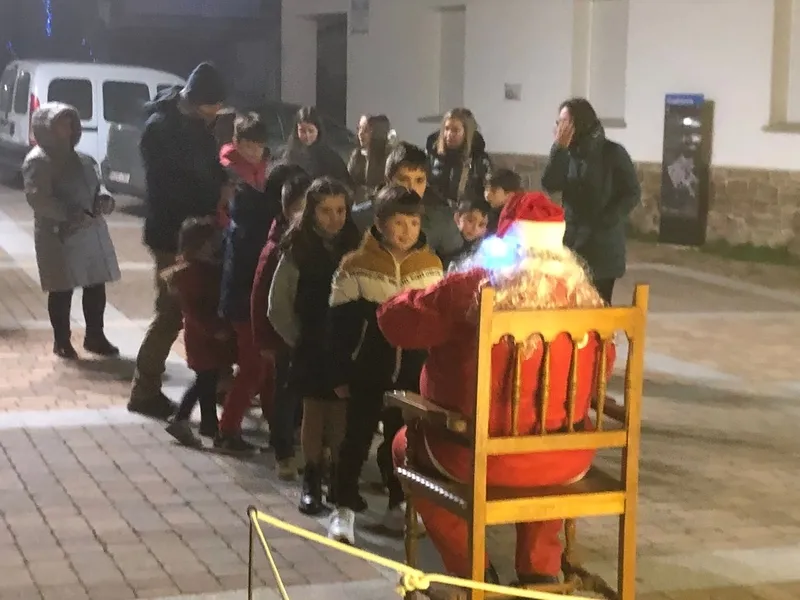 Foto 7 - Pap&aacute; Noel deja sus regalos a los ni&ntilde;os de Guadramiro 