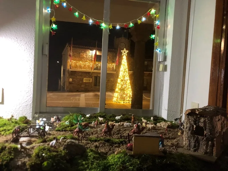 Foto 2 - Pap&aacute; Noel deja sus regalos a los ni&ntilde;os de Guadramiro 