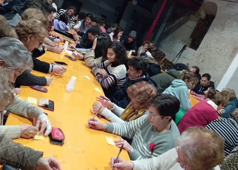 Foto 2 - Animado bingo navide&ntilde;o en San Felices de los Gallegos