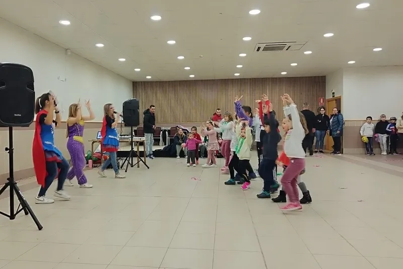 Foto 7 - Los m&aacute;s peque&ntilde;os de Villarino se adelantan en la celebraci&oacute;n de la Nochevieja