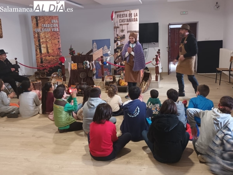 Pequeños y mayores viven en Bañobárez la Fiesta de La Castañada