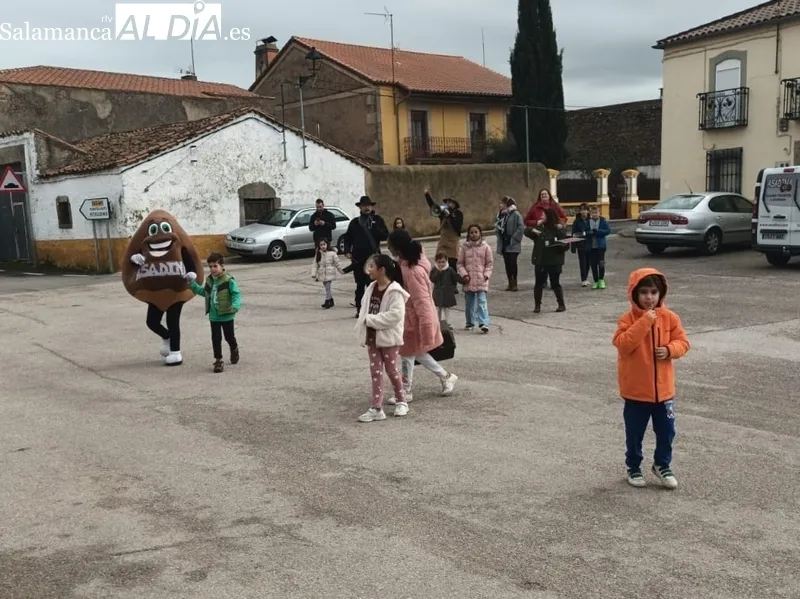 Foto 3 - Peque&ntilde;os y mayores viven en Ba&ntilde;ob&aacute;rez la Fiesta de La Casta&ntilde;ada