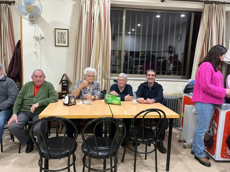 Foto 4 - Los mayores de la Asociaci&oacute;n San Jos&eacute; adelantan las 'uvas' en Vitigudino
