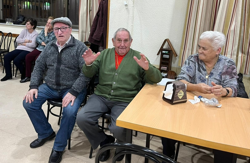 Foto 5 - Los mayores de la Asociación San José adelantan las 'uvas' en Vitigudino
