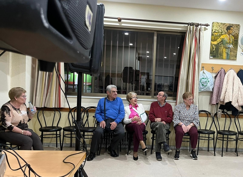 Foto 6 - Los mayores de la Asociación San José adelantan las 'uvas' en Vitigudino