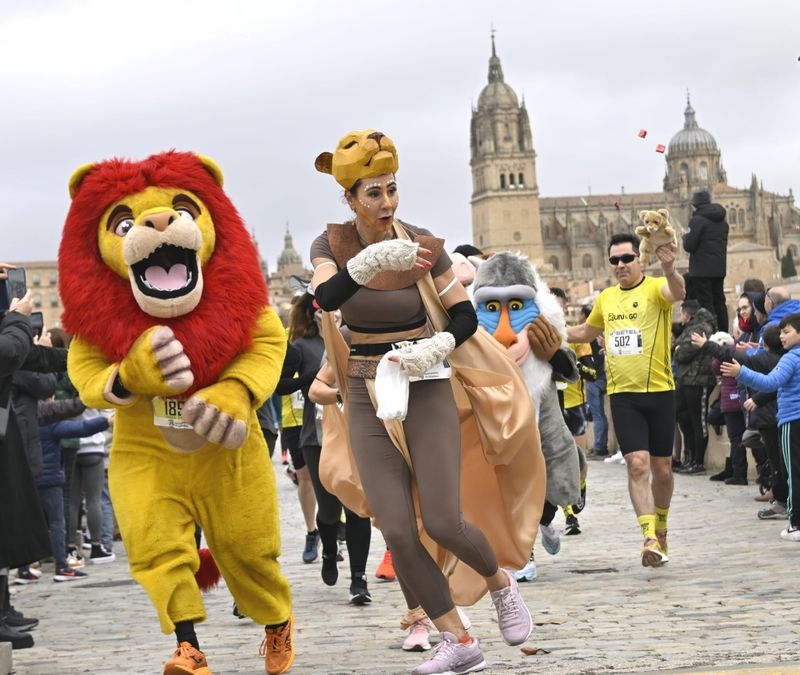 Un dinosaurio, el Rey León, el Monorraíl de los jeques... así han sido los mejores disfraces de la San Silvestre Salmantina 2023